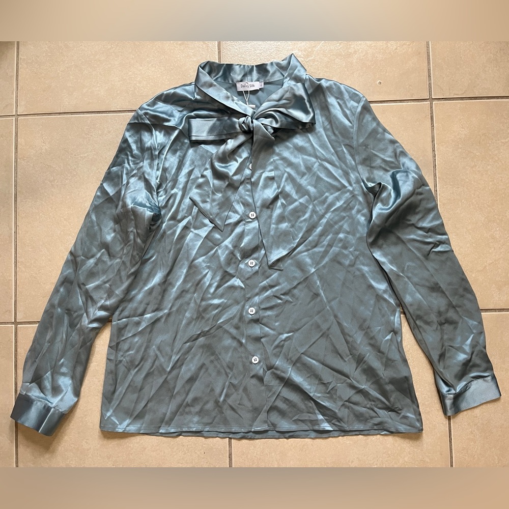 DaisySilk Sz XL Haze Blue Pearl Tie Front Grade 6A Mulberry Silk Button Up Shirt